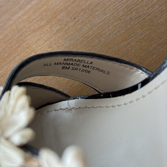 Liz Claiborne Raffia Flower Wedge Sandals 8 - Picture 6 of 8